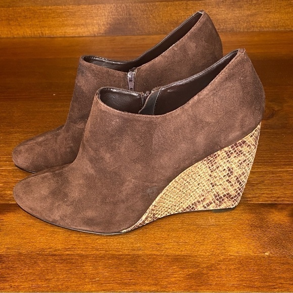 Beverly Feldman chocolate Brown Suede Snakeskin Wedge booties sz 9 - Picture 11 of 15